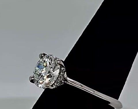 Round brilliant diamond solitaire in platinum