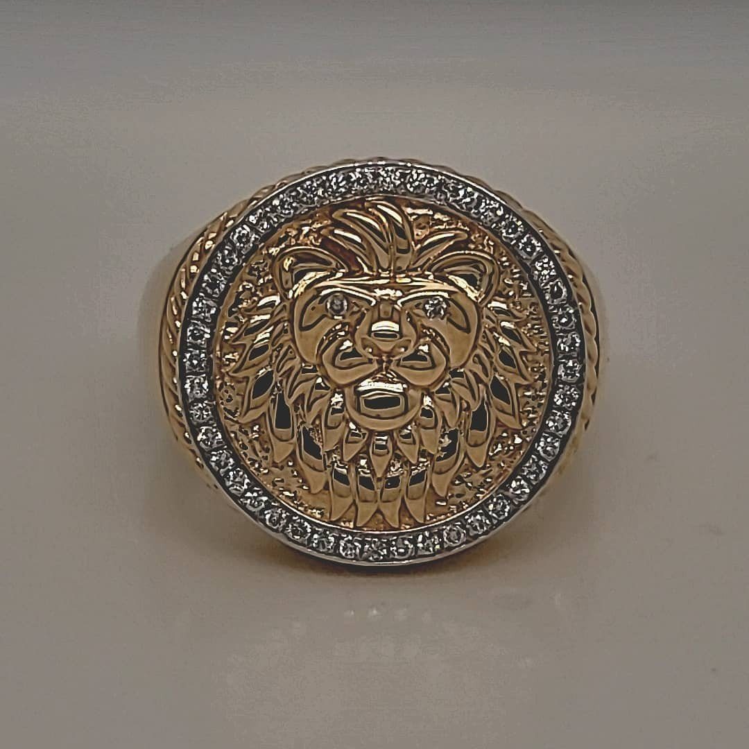 Men's gold lion head ring with a diamond border
